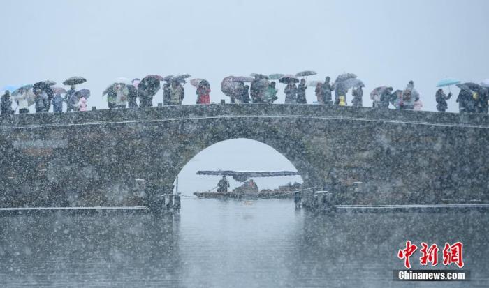 雪中的西湖美景吸引游人。 <a target='_blank'  data-cke-saved-href='/' href='/'>中新社</a>記者 王剛 攝