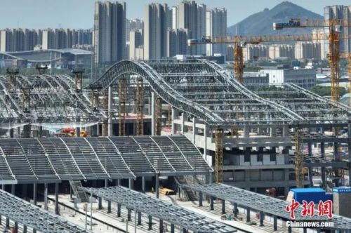 圖為航拍南沿江鐵路江陰站站房屋面鋼結構桁架整體提升現場。(無人機照片) 中新社記者 泱波 攝